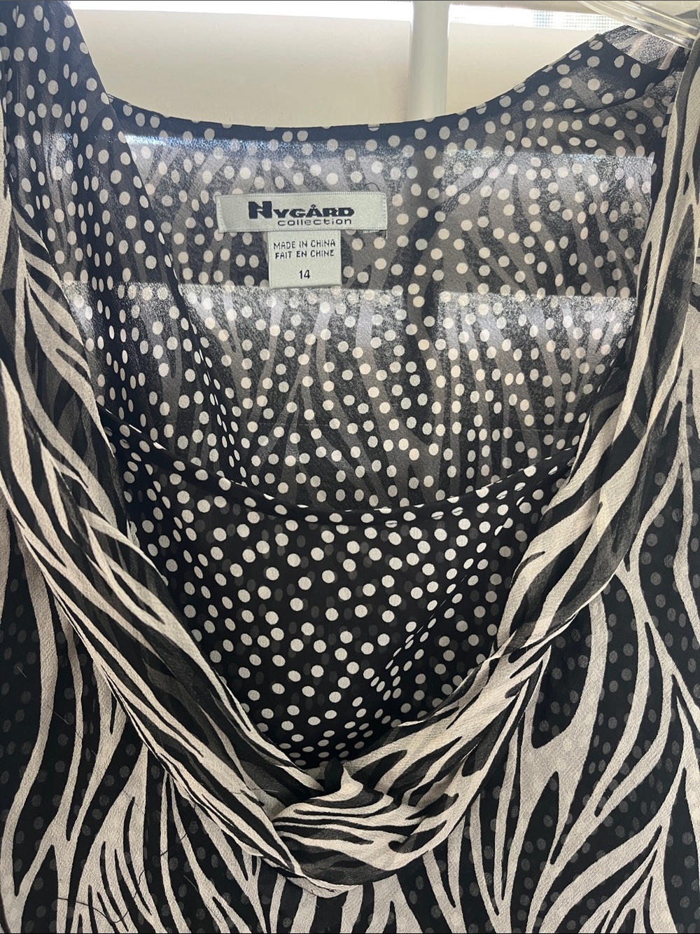 NY&C Black & Ivory Patterned V-Neck Sleeveless Camisole - Picture 2 of 3
